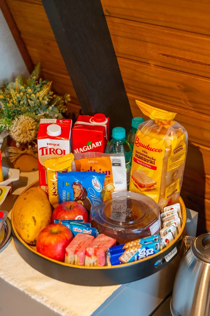 Cesta do café da manhã com frutas, pães e sucos